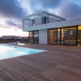 Terrasse en bois exotique avec piscine