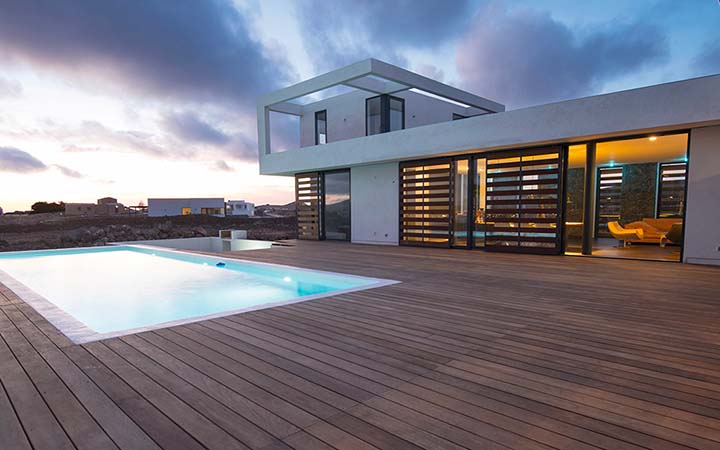 Terrasse en bois exotique avec piscine