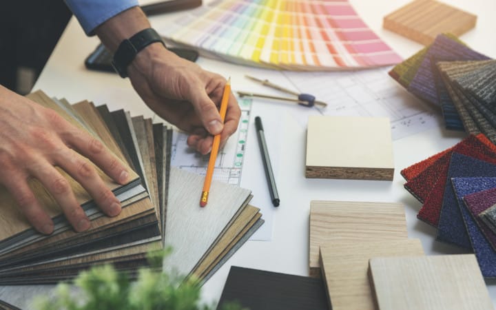 Décorateur ou architecte d'intérieur choisissant un parquet à partir d'échantillon