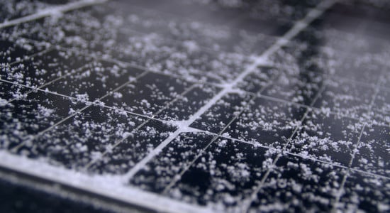 Neige sur des panneaux solaires en hiver