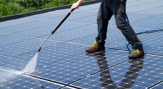 Nettoyage à l'eau de panneaux solaires