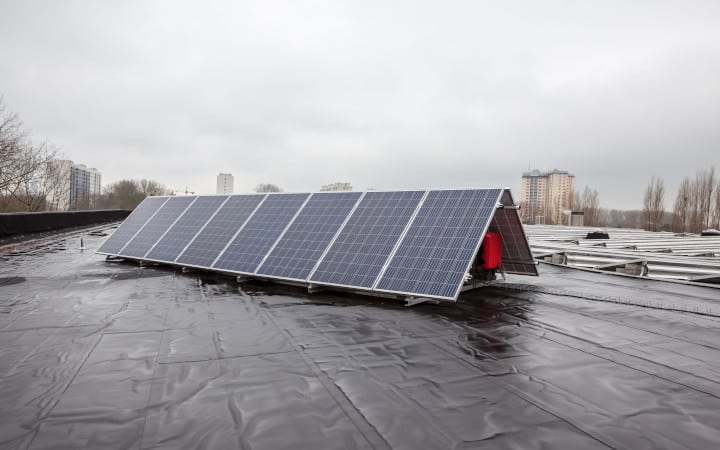 Panneaux solaires sur le toit d'une résidence un jour de pluie