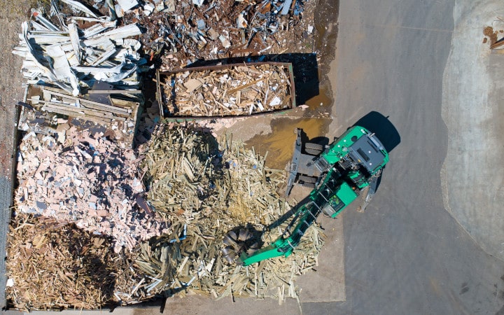 Vue aérienne d'une grue qui trie des déchets de chantier pour les envoyer au recyclage