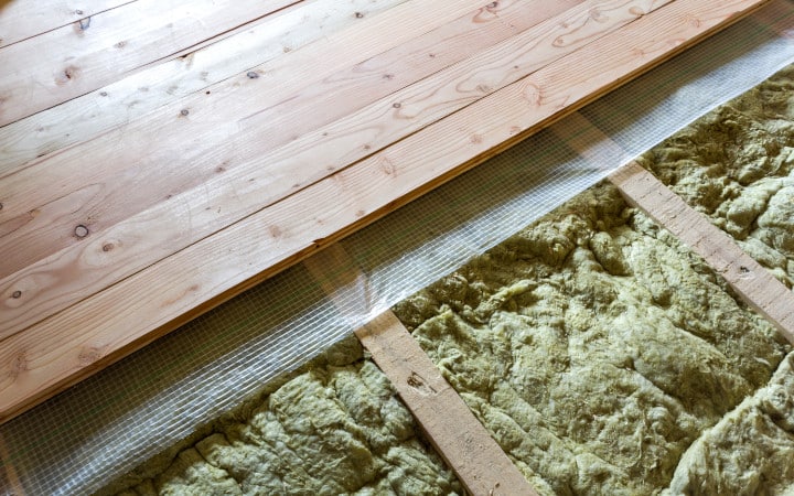 Installation d'un nouveau plancher en parquet bois massif avec une isolation du sol en laine minérale