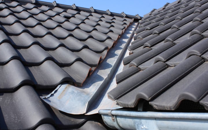 Noue de toiture en tôle aluminium sur une toiture en tuile noire