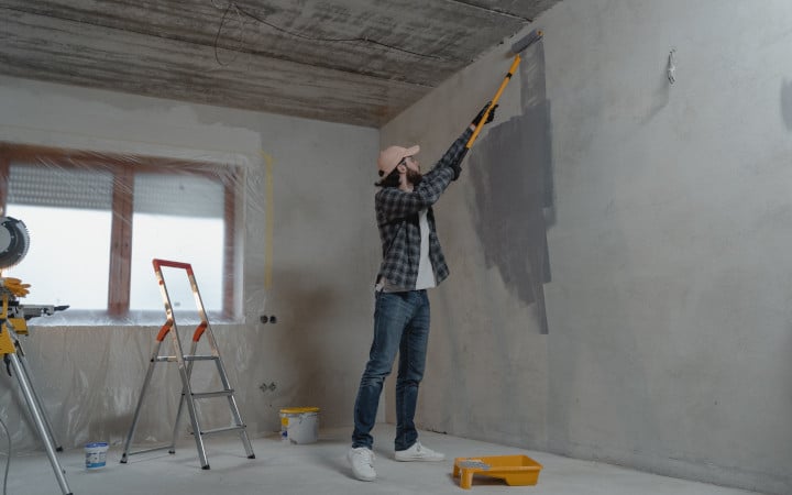 Rénovation d'une maison en commençant par la peinture