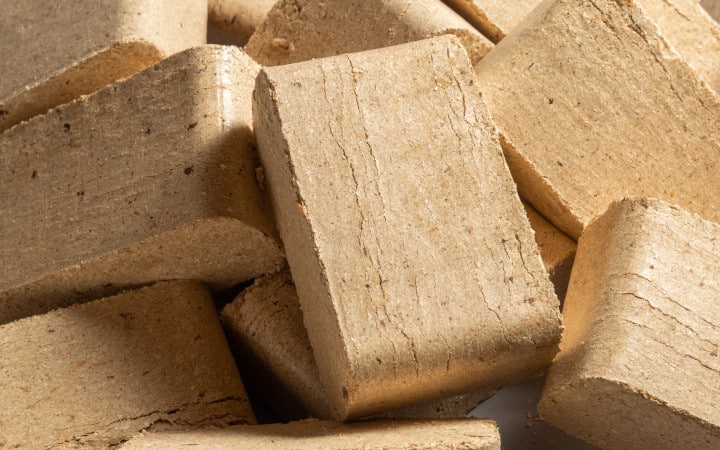 Briquette de bois compressé pour chauffage écologique naturel