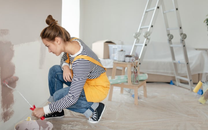 Jeune femme locataire de son appartement effectue des travaux de peinture qui seront indemnisé par son propriétaire