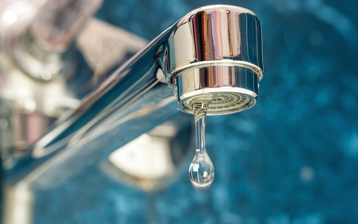 Comment économiser l'eau à la maison : éviter les robinets qui gouttent