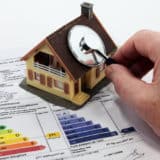 Vérification de la présence d'amiante sur le toit avant la vente d'une maison avec diagnostic de performance énergétique