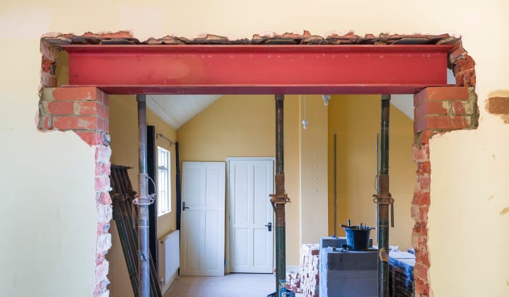IPE ou IPN exemple de linteau réalisé avec un IPN en acier rouge