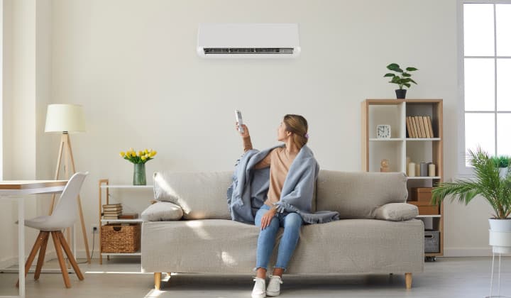 Split d'une climatisation réversible dans un salon moderne