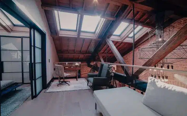 Combles aménagés en chambre moderne en mezzanine
