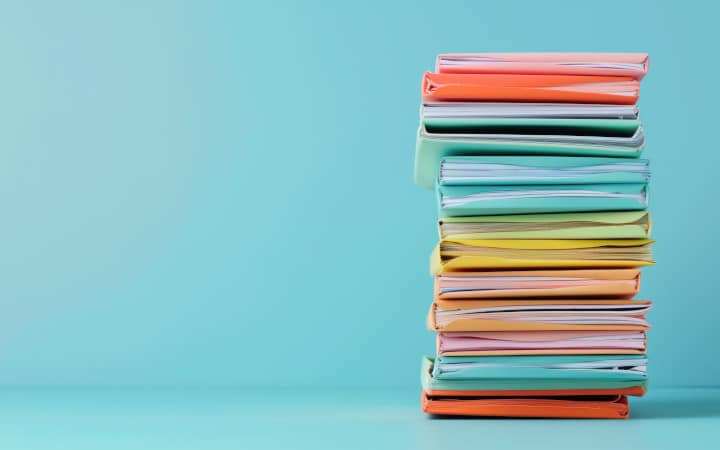 Organisation de vos papiers à la maison pile de dossier de couleur sur un bureau