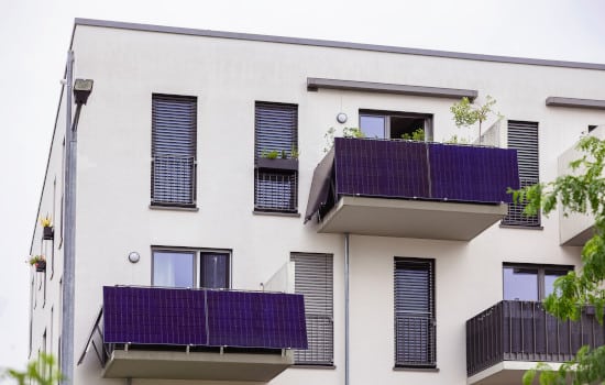 Panneaux solaires installés sur le balcon d'un appartement en copropriété