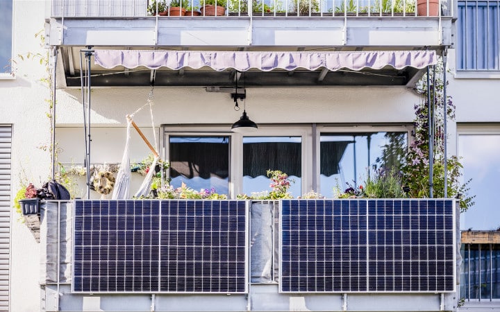 Panneaux solaires installés sur le balcon d'un appartement