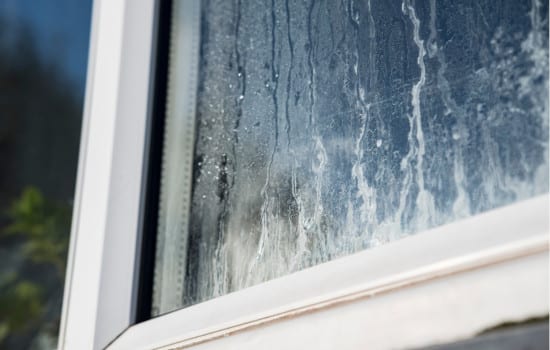 Condensation et traces blanches sur fenêtre double vitrage