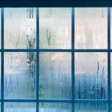 Fenêtre embuée par l'humidité et la chaleur