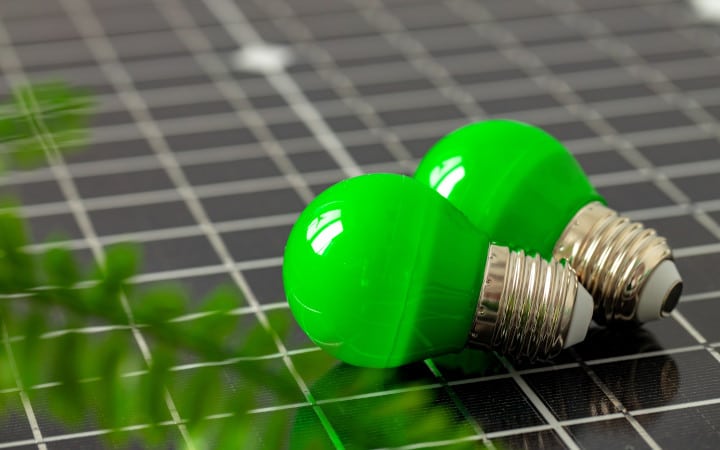 Avantage et Inconvénients des offres d'électricité verte - Panneau solaire et ampoule énergie verte