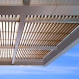 Pergola bioclimatique résistant au vent fort
