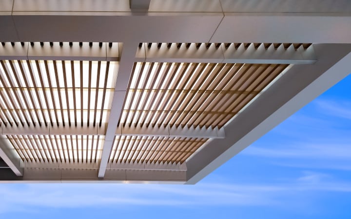 Pergola bioclimatique résistant au vent fort