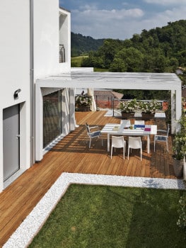 Vue sur une terrasse avec un Pergola bioclimatique