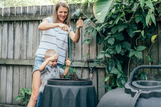 Compost individuel installé dans le jardin en extérieur