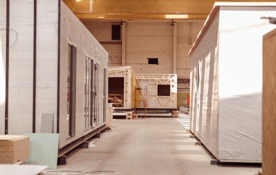 Construction de bureau modulaire dans une usine de fabrication