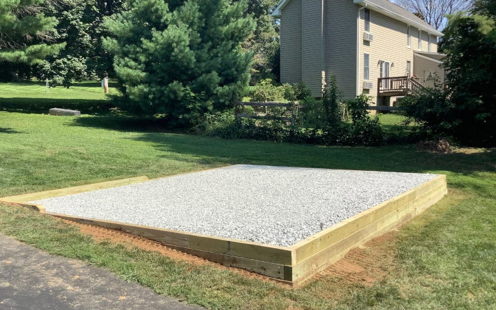 Fondations pour pose d'un abri extérieur (piscine, jardin, chalet) sur un terrain en pente