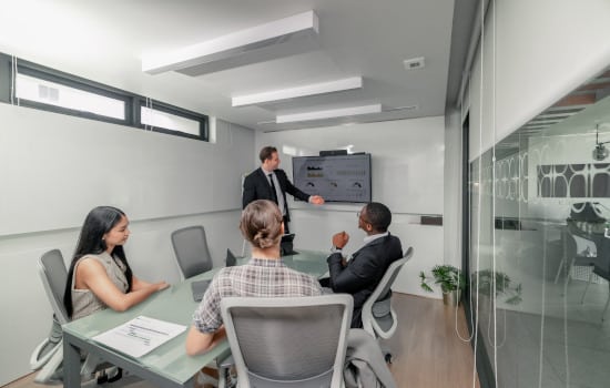 Réunion de travail à l'intérieur d'un bureau modulaire préfabriqué