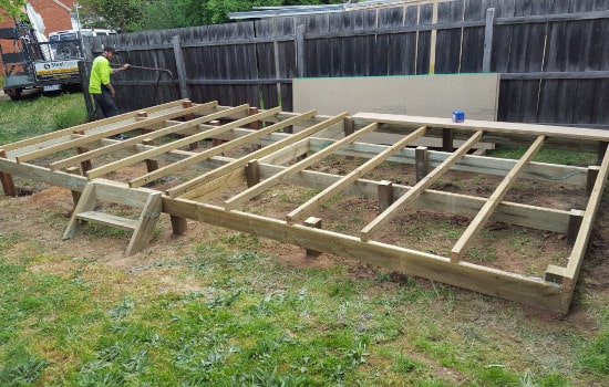 Pose des fondations d'un abri extérieur (piscine, jardin, chalet) sur un terrain en pente