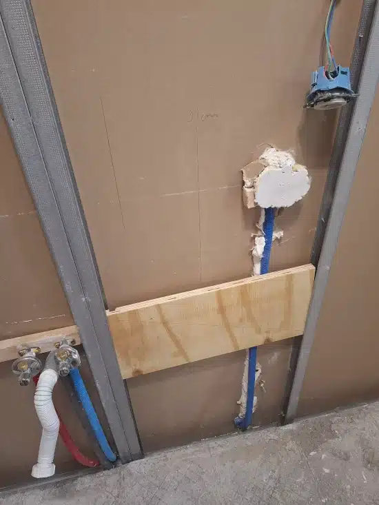 Renfort en métal et en bois dans un mur en Placo pour support de charge lourde comme un meuble suspendu