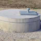 Puits perdu pour eaux pluviales dans une allée de jardin