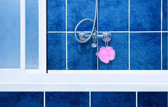 Carrelage de salle de bain en faïence bleu tendance 2026