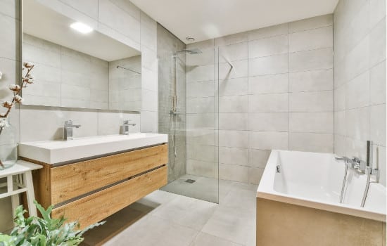 Carrelage de salle de bain XXL effet marbre tendance 2026