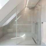 Installer une douche sous pente dans un petit espace