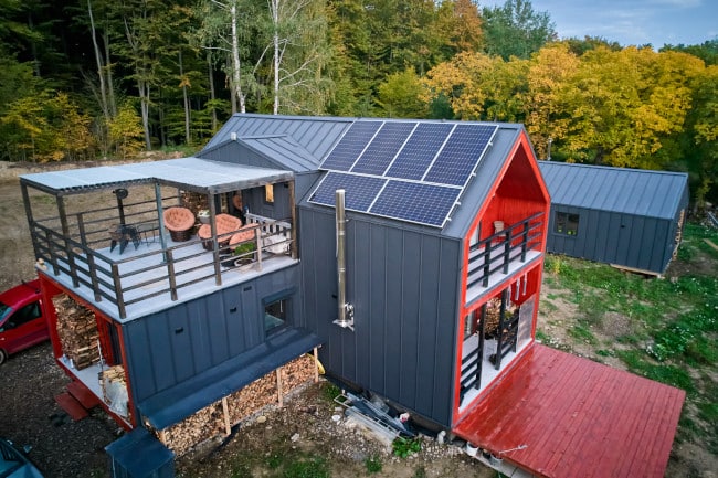 Maison container avec panneaux solaires 2