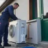 Artisan RGE installant une pompe à chaleur dans le cadre d'un dossier CEE