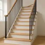 Rénovation d'escalier : marches en bois clair et contremarches blanches après travaux